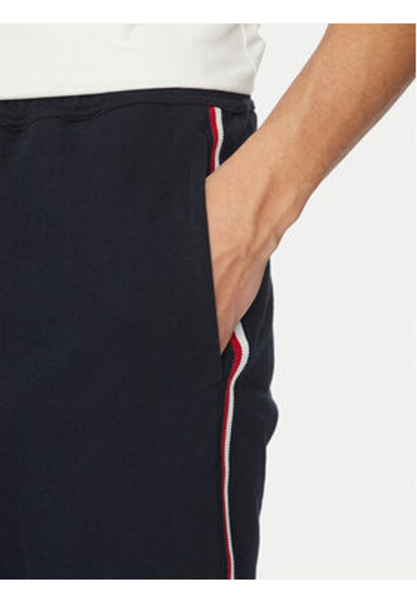 TOMMY HILFIGER - Tommy Hilfiger Szorty materiałowe Global Stripe MW0MW39255 Granatowy Regular Fit. Kolor: niebieski. Materiał: bawełna