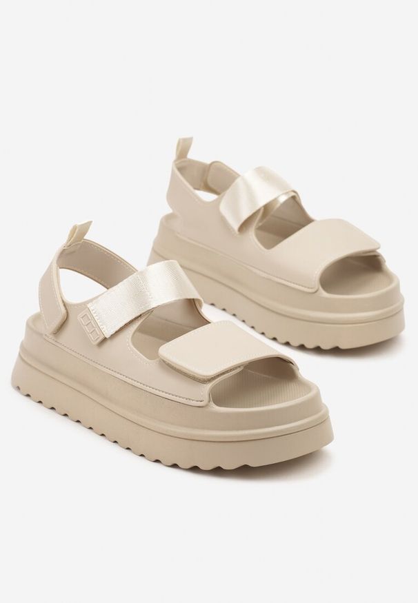 Born2be - Beżowe Sandały na Grubej Podeszwie z Tłoczeniem Galissena. Okazja: na co dzień, na imprezę. Zapięcie: sprzączka. Kolor: beżowy. Sezon: lato. Styl: casual, elegancki