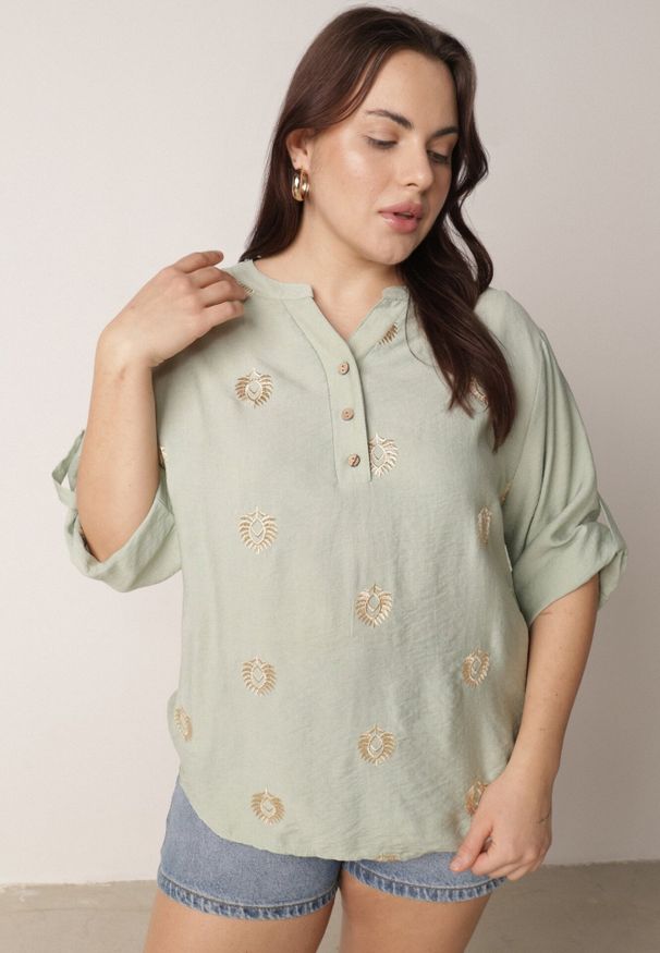 Born2be - Zielona Wiskozowa Koszula Boho z Haftem i Podpinanymi Rękawami 3/4 Cheridenah. Okazja: na co dzień. Kolekcja: plus size. Kolor: zielony. Materiał: wiskoza. Wzór: haft. Styl: boho