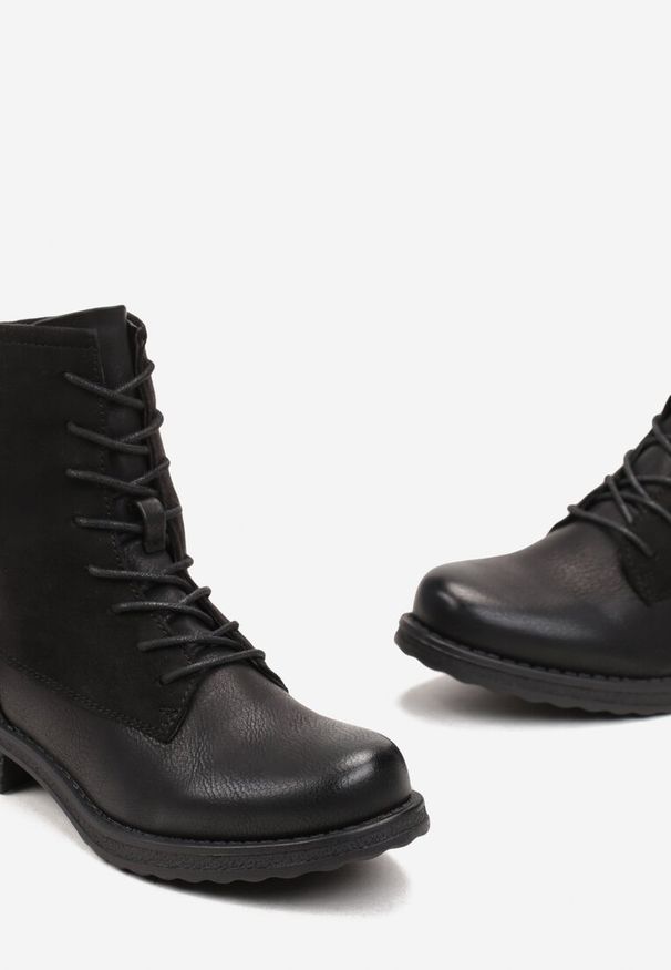 Renee - Czarne Botki Traperki z Delikatnym Tłoczeniem Skóry Węża Arineni. Okazja: na co dzień. Kolor: czarny. Materiał: skóra. Styl: casual