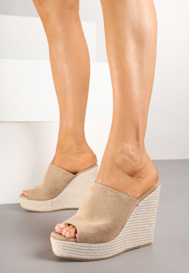 Renee - Ciemnobeżowe Klapki z Szerokim Paskiem i Plecionym Koturnem Relivan. Okazja: na co dzień, na imprezę. Kolor: beżowy. Sezon: lato. Obcas: na koturnie. Styl: elegancki, casual