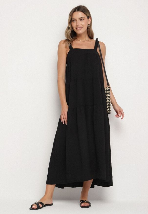 Born2be - Czarna Sukienka o Rozkloszowanym Kroju z Wiązaniem z Tyłu Savinelle. Okazja: na co dzień, na imprezę. Kolor: czarny. Styl: elegancki, casual