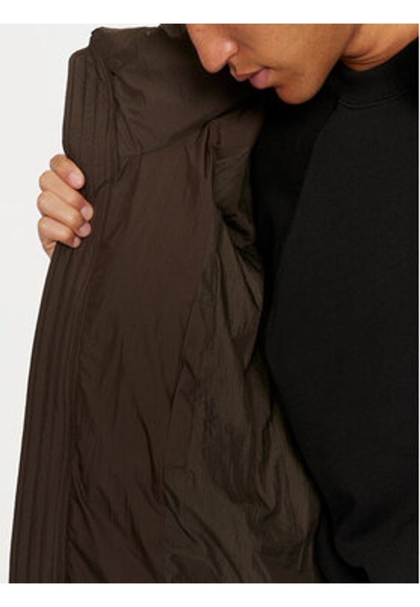 AMI PARIS Kurtka zimowa HJK403.PA0009 Brązowy Regular Fit. Kolor: brązowy. Materiał: syntetyk. Sezon: zima