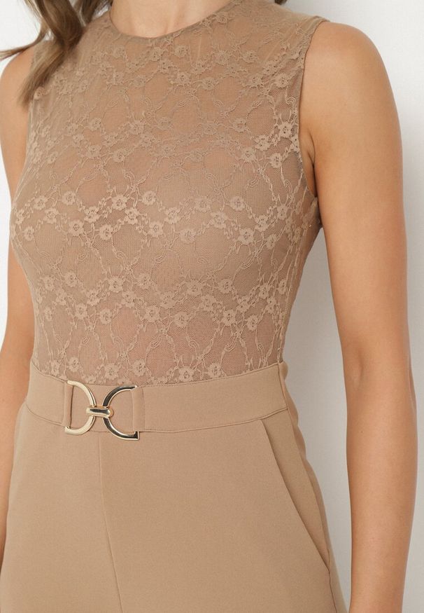 Born2be - Beżowy Kombinezon bez Rękawów z Metaliczną Ozdobą i Prostymi Nogawkami Karivalle. Okazja: na co dzień. Kolor: beżowy. Długość rękawa: bez rękawów. Wzór: aplikacja. Styl: casual, elegancki, klasyczny