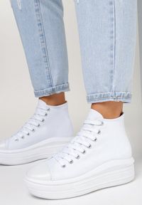 Born2be - Białe Trampki Cythadina. Wysokość cholewki: przed kolano. Nosek buta: okrągły. Kolor: biały. Materiał: jeans, materiał, guma. Szerokość cholewki: normalna. Wzór: aplikacja. Obcas: na platformie