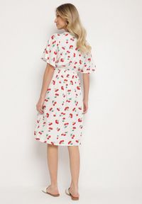 Born2be - Biała Bawełniana Sukienka o Rozkloszowanym Kroju we Wzór w Wisienki Folelia. Okazja: na co dzień. Typ kołnierza: dekolt w serek. Kolor: biały. Materiał: bawełna. Wzór: aplikacja. Typ sukienki: proste. Styl: casual #3