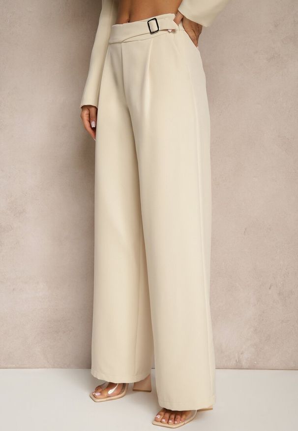 Renee - Beżowy Garnitur Spodnie i Marynarka z Usztywnionymi Ramionami Sonavienna. Kolor: beżowy