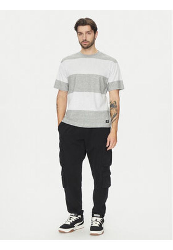 Vans T-Shirt Bergman VN000KUE Szary Regular Fit. Kolor: szary. Materiał: bawełna