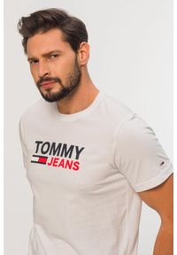 Tommy Jeans - TOMMY JEANS Biały t-shirt męski z dużym logo. Kolor: biały. Materiał: bawełna, prążkowany #4