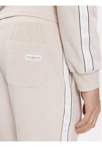 TOMMY HILFIGER - Tommy Hilfiger Spodnie dresowe UM0UM03014 Beżowy Regular Fit. Kolor: beżowy. Materiał: bawełna #5
