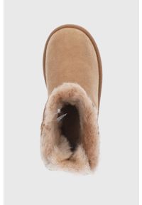 Ugg - UGG Śniegowce zamszowe dziecięce Mini Bailey Bow Glitz kolor brązowy. Nosek buta: okrągły. Kolor: brązowy. Materiał: zamsz. Szerokość cholewki: normalna