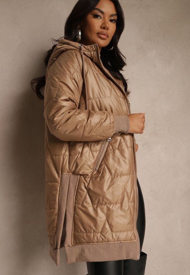 Renee - Jasnobrązowa Przejściowa Kurtka z Kapturem Zdobiona Pikowaniem Fesulia. Okazja: na co dzień, na spacer. Typ kołnierza: kaptur. Kolor: brązowy. Materiał: jeans. Wzór: aplikacja. Styl: klasyczny, casual