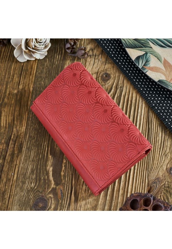 Portfel damski skórzany PAOLO PERUZZI IN-57-RD czerwony. Kolor: czerwony, wielokolorowy, różowy. Materiał: skóra. Wzór: geometria