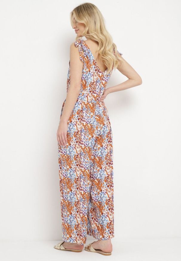 Born2be - Niebiesko-Brązowy Kombinezon z Długimi Nogawkami Wiązanymi Ramiączkami i Abstrakcyjnym Printem Izara. Okazja: na co dzień, na spacer, na imprezę. Kolor: niebieski. Materiał: wiskoza. Długość rękawa: na ramiączkach. Długość: długie. Wzór: nadruk. Sezon: lato. Styl: casual, elegancki