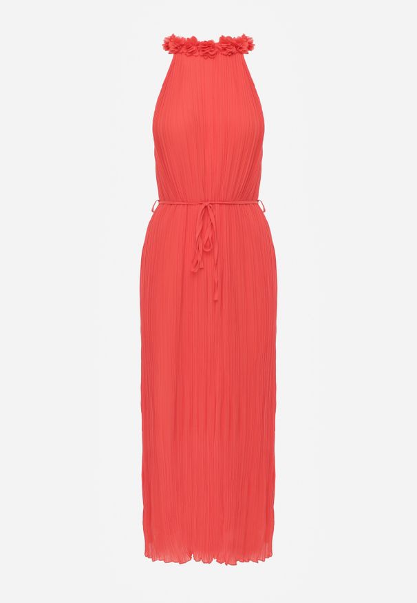 Renee - Czerwona Sukienka z Dekoltem Typu Halter z Materiałowym Paskiem w Talii i Aplikacjami 3D Dimnnia. Okazja: na imprezę, na co dzień. Typ kołnierza: dekolt halter. Kolor: czerwony. Materiał: materiał. Długość rękawa: bez ramiączek. Wzór: aplikacja. Typ sukienki: proste. Styl: elegancki, casual