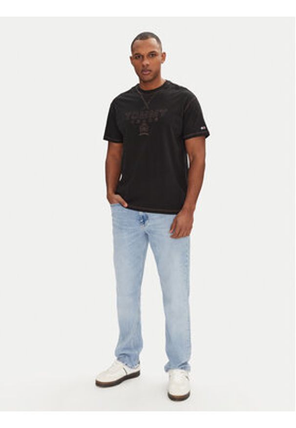 Tommy Jeans T-Shirt Tonal Crest DM0DM20805 Czarny Relaxed Fit. Kolor: czarny. Materiał: bawełna