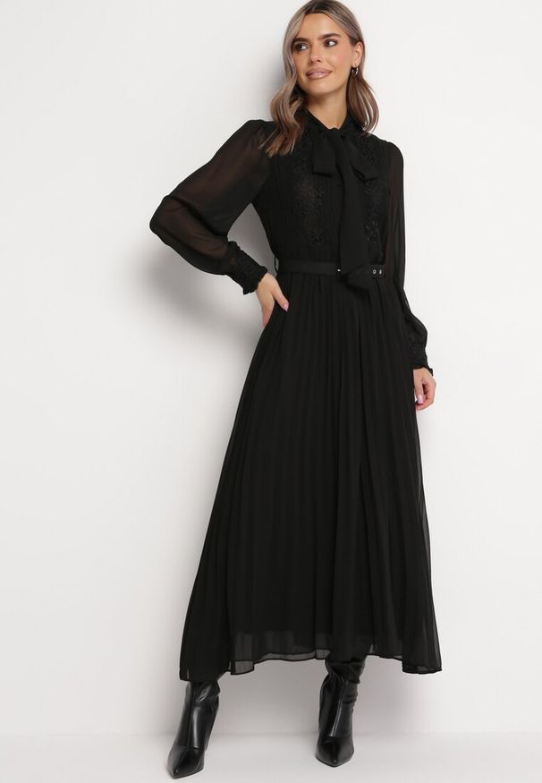 Born2be - Czarna Rozkloszowana Sukienka Maxi z Plisowanym Dołem i Paskiem Brofilla. Okazja: na co dzień. Kolor: czarny. Materiał: poliester, materiał, koronka. Wzór: aplikacja, koronka. Styl: casual, klasyczny. Długość: maxi