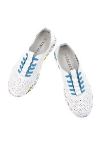 Półbuty damskie Vinceza, cholewka ze skóry naturalnej z perforacją zapewniającą przewiewność klasyczne wiązanie w kontrastowym kolorze, białe, 102656. Okazja: na co dzień. Zapięcie: sznurówki. Kolor: biały. Materiał: skóra. Szerokość cholewki: normalna #7