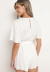 Born2be - Biały Bawełniany Kombinezon z Kopertowym Dekoltem i Materiałowym Paskiem w Talii Viklie. Kolor: biały. Materiał: bawełna, materiał. Długość rękawa: krótki rękaw. Długość: krótkie. Styl: elegancki #2