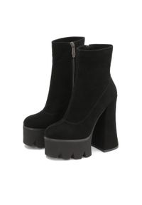 Kazar - Zamszowe czarne botki na wysokiej platformie z trepem. Kolor: czarny. Materiał: zamsz. Szerokość cholewki: normalna. Obcas: na platformie. Wysokość obcasa: średni #3