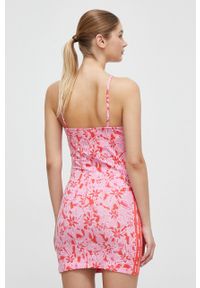 adidas Originals sukienka kolor różowy mini dopasowana. Kolor: różowy. Materiał: dzianina. Długość rękawa: na ramiączkach. Typ sukienki: dopasowane. Styl: klasyczny. Długość: mini #5