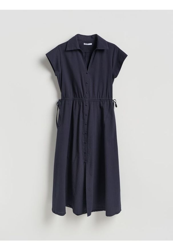 Reserved - Sukienka midi z wiązaniem - granatowy. Kolor: niebieski. Materiał: bawełna. Długość: midi