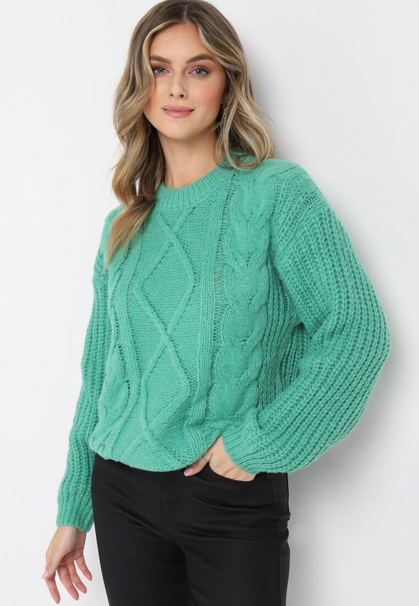 Born2be - Ciemnozielony Jednolity Sweter ze Ściągaczami i Klasycznym Splotem Loma. Kolor: zielony. Długość rękawa: długi rękaw. Długość: długie. Wzór: ze splotem, jednolity. Styl: klasyczny