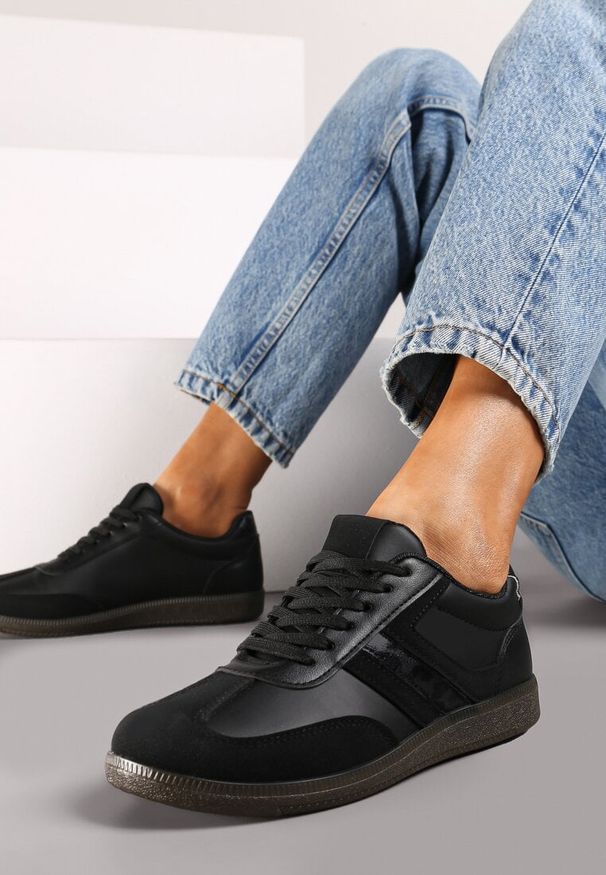 Born2be - Czarne Stylowe Sneakersy na Płaskiej Podeszwie z Geometrycznymi Przeszyciami Rialine. Nosek buta: okrągły. Zapięcie: sznurówki. Kolor: czarny. Materiał: materiał. Wzór: geometria. Obcas: na płaskiej podeszwie. Wysokość obcasa: niski