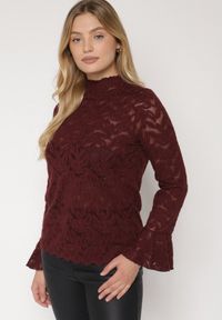 Born2be - Bordowa Koronkowa Bluzka ze Stójką i Rozszerzanymi Rękawami Nefina. Okazja: na co dzień. Typ kołnierza: kołnierzyk stójkowy. Kolor: czerwony. Materiał: koronka. Wzór: aplikacja. Styl: klasyczny, casual, elegancki #1