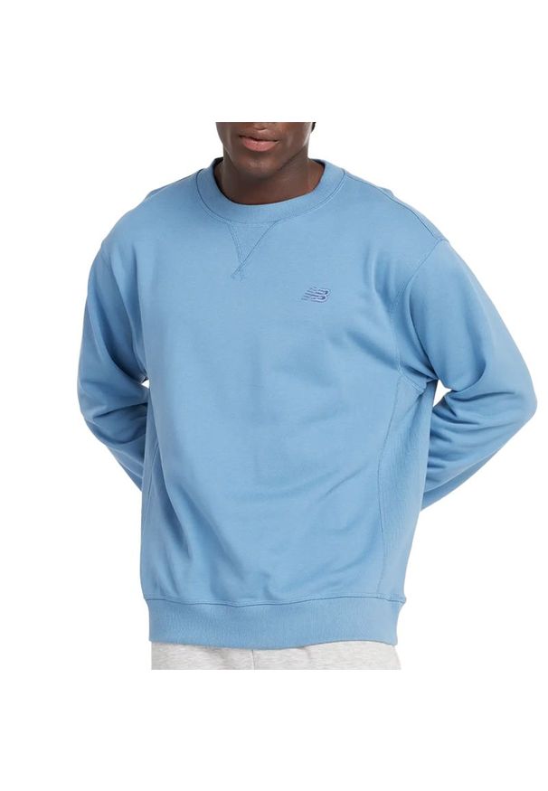 Bluza New Balance MT41506HEB - niebieska. Kolor: niebieski. Materiał: bawełna, prążkowany. Wzór: aplikacja. Styl: klasyczny