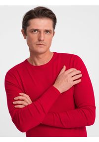 Ombre Clothing - Męski klasyczny sweter z wiskozą BASIC z okrągłym dekoltem – czerwony V5. Okazja: do pracy, na co dzień, na spotkanie biznesowe. Kolor: czerwony. Materiał: wiskoza. Wzór: gładki. Styl: klasyczny