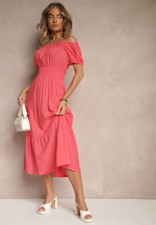 Renee - Różowa Rozkloszowana Sukienka z Gumką w Talii i Dekoltem w Kształcie Łódki Miratela. Okazja: na co dzień. Kolor: różowy. Długość rękawa: krótki rękaw. Typ sukienki: proste. Styl: casual, klasyczny