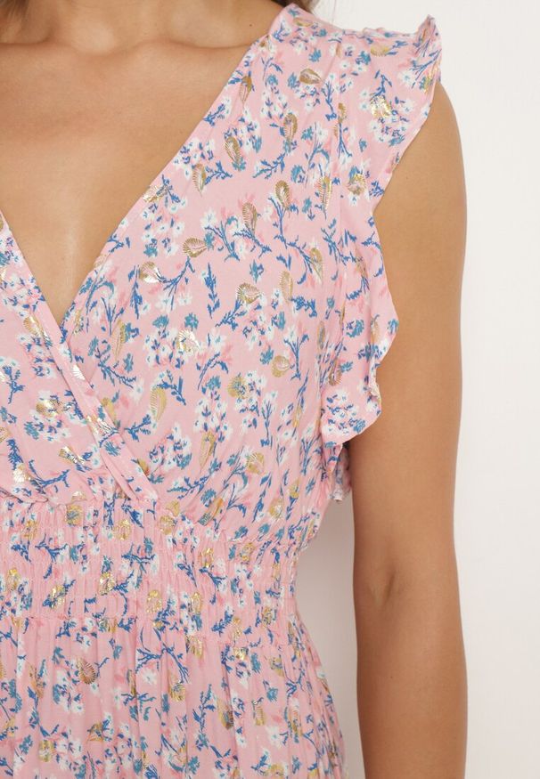 Born2be - Różowa Wiskozowa Sukienka z Gumką w Talii z Kopertowym Dekoltem i Falbankami Voaladia. Okazja: na co dzień, na spacer. Typ kołnierza: kołnierz z falbankami. Kolor: różowy. Materiał: wiskoza. Typ sukienki: kopertowe. Styl: casual