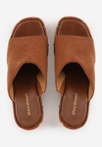 Renee - Brązowe Klapki na Koturnie z Imitacji Drewna z Cholewką Zdobioną Nitami Elincia. Okazja: na co dzień, na plażę. Kolor: brązowy. Materiał: jeans, zamsz. Wzór: aplikacja. Sezon: lato. Obcas: na koturnie. Styl: boho, casual, elegancki #5