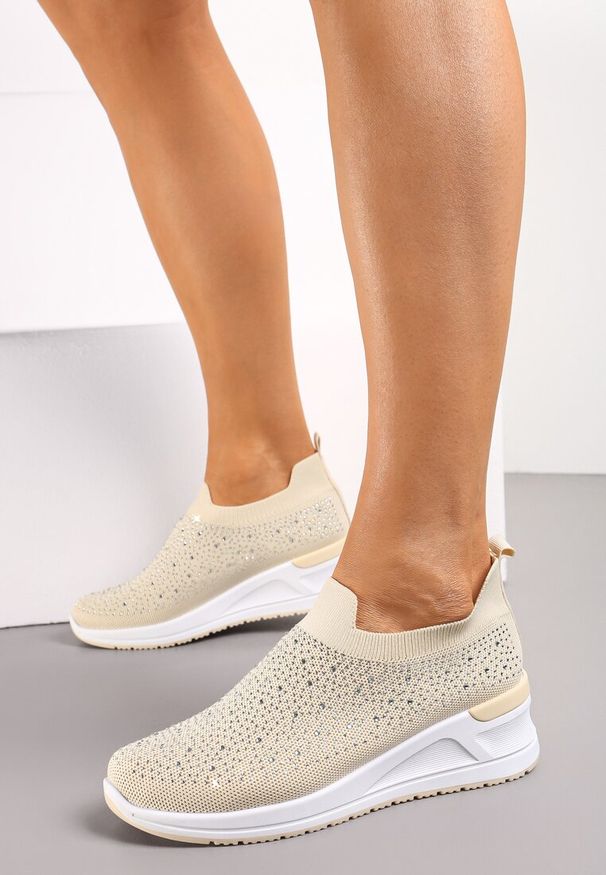 Renee - Beżowe Wsuwane Sneakersy z Materiałową Cholewką ze Ściągaczem i Cyrkoniami Jevona. Okazja: na co dzień. Zapięcie: bez zapięcia. Kolor: beżowy. Materiał: materiał. Szerokość cholewki: normalna. Wzór: aplikacja