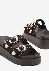 Born2be - Czarne Klapki na Grubej Podeszwie z Paskami z Klamrami Zdobione Nitami Kosamira. Kolor: czarny. Materiał: jeans. Wzór: aplikacja. Sezon: lato. Styl: elegancki #5