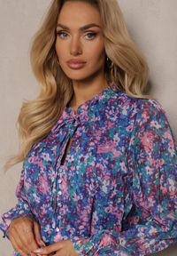 Renee - Niebiesko-Fioletowa Siateczkowa Koszula w Kwiatowy Wzór z Wiązaniem Przy Dekolcie Ilerena. Typ kołnierza: kołnierzyk stójkowy. Kolor: niebieski. Materiał: jeans, tkanina. Wzór: kwiaty