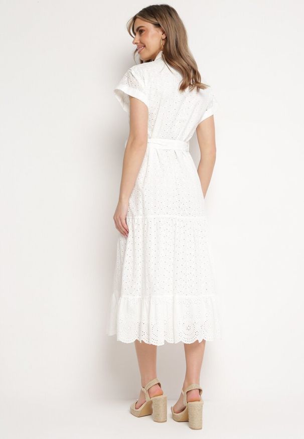 Born2be - Biała Sukienka Bawełniana z Ażurowym Wzorem i Wiązanym Paskiem Kelilena. Okazja: na co dzień. Kolor: biały. Materiał: bawełna. Długość rękawa: krótki rękaw. Wzór: ażurowy. Typ sukienki: rozkloszowane. Styl: elegancki, retro, casual
