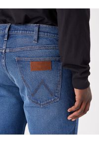 Wrangler - WRANGLER GREENSBORO MĘSKIE SPODNIE JEANSOWE JEANSY DŻINSY THE LOOK W15QKP117