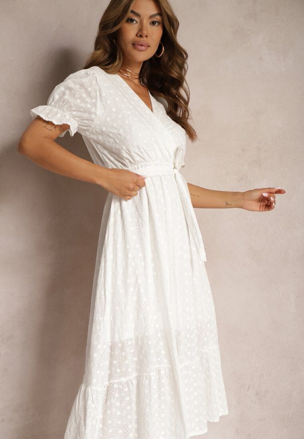 Renee - Biała Sukienka o Rozkloszowanym Kroju z Dodatkiem Bawełny Wiązana Paskiem w Talii Cassavia. Okazja: na co dzień, na imprezę. Typ kołnierza: dekolt w kształcie V. Kolor: biały. Materiał: bawełna. Długość rękawa: krótki rękaw. Typ sukienki: rozkloszowane. Styl: casual, elegancki, wizytowy