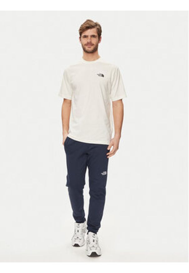 The North Face T-Shirt NF0A880R Écru Regular Fit. Kolor: kremowy. Materiał: bawełna