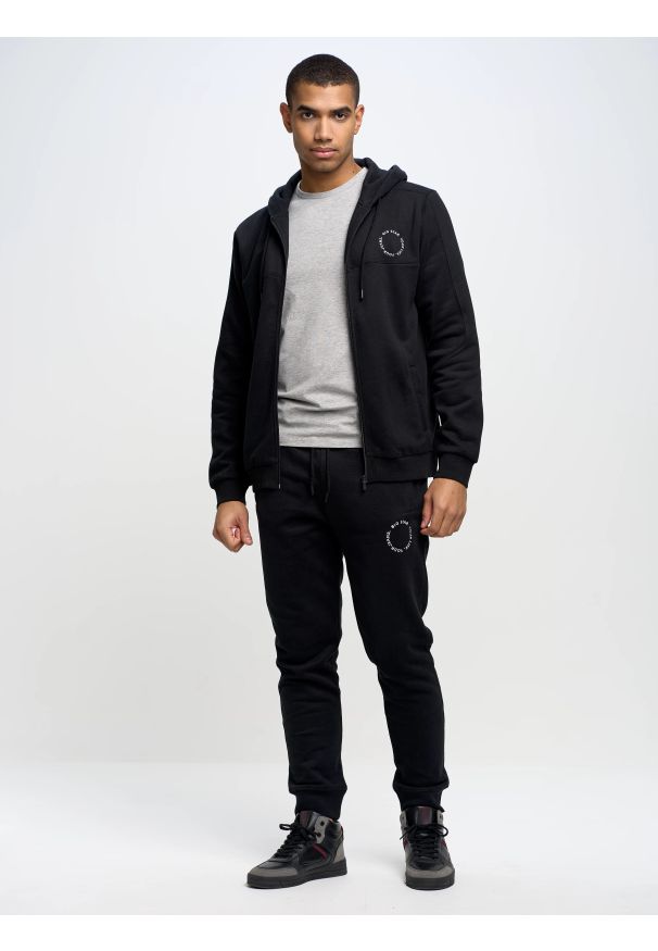 Big-Star - Bluza męska z kapturem czarna Ajron 906/ Kersyn 906. Okazja: na co dzień, na spacer. Typ kołnierza: kaptur. Kolor: czarny. Materiał: dresówka, jeans, materiał. Długość rękawa: długi rękaw. Długość: długie. Styl: sportowy, wakacyjny, elegancki, casual