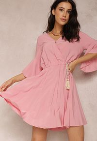 Renee - Różowa Sukienka Hypsilea. Kolor: różowy. Materiał: tkanina, wiskoza. Wzór: gładki. Typ sukienki: kopertowe. Długość: mini