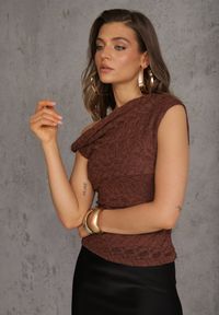 Renee - Brązowa Asymetryczna Bluzka z Koronki na Jedno Ramię Olitheilise. Okazja: na co dzień, na imprezę. Kolor: brązowy. Materiał: koronka. Wzór: koronka. Styl: casual #3
