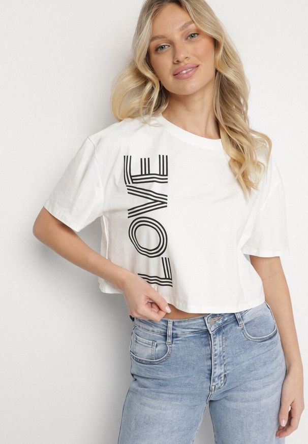 Born2be - Biały Krótki Bawełniany T-shirt z Napisem Sannirra. Okazja: na co dzień. Kolor: biały. Materiał: bawełna. Długość: krótkie. Wzór: napisy. Styl: klasyczny, casual