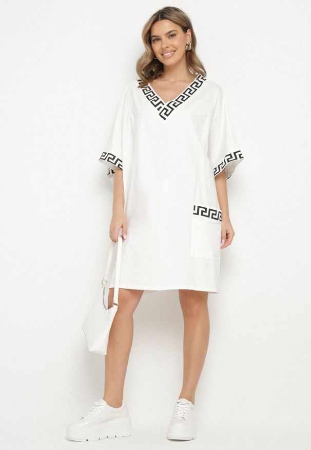 Born2be - Biała Bawełniana Sukienka o Pudełkowym Kroju z Dekoltem w Serek Amosa. Okazja: na co dzień. Typ kołnierza: dekolt w serek. Kolekcja: plus size. Kolor: biały. Wzór: aplikacja, geometria. Typ sukienki: dla puszystych. Materiał: bawełna. Długość rękawa: krótki rękaw. Sezon: lato, wiosna. Styl: elegancki, casual