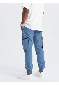 Ombre Clothing - Spodnie męskie JOGGERY z odstającymi i zapinanymi kieszeniami cargo - niebieskie V7 - Rozmiar: L. Kolor: niebieski. Materiał: guma, tkanina, elastan, bawełna. Wzór: nadruk #3