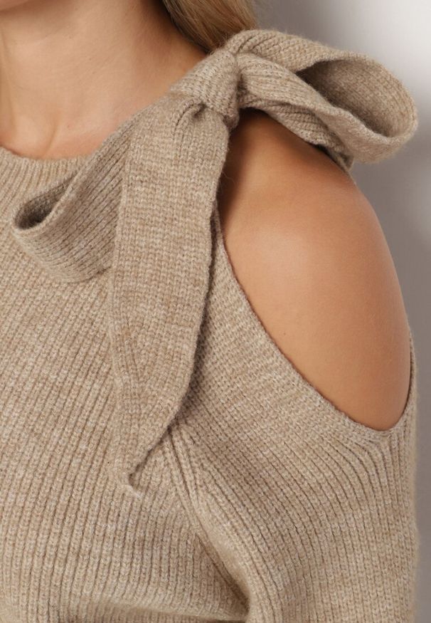 Born2be - Ciemnobeżowy Sweter Ozdobiony Kokardą i Wycięciem Noredi. Okazja: na co dzień. Typ kołnierza: kokarda. Kolor: beżowy. Materiał: jeans. Długość: długie. Wzór: aplikacja. Sezon: zima, jesień. Styl: elegancki, klasyczny, casual