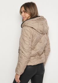 Born2be - Beżowa Pikowana Kurtka z Kapturem o Dwustronnym Kroju Tahalia. Okazja: na spacer. Typ kołnierza: kaptur. Kolor: beżowy. Materiał: poliester, wełna, futro, dzianina, jeans #7