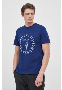 Trussardi Jeans - Trussardi T-shirt bawełniany kolor granatowy z nadrukiem. Okazja: na co dzień. Kolor: niebieski. Materiał: bawełna. Wzór: nadruk. Styl: casual